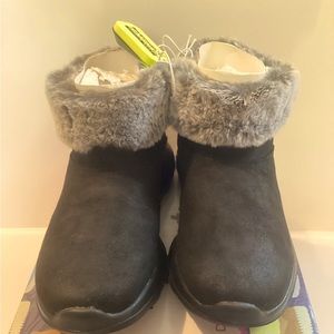 Women’s NIB Skechers Go Walk Boots/ with air cooled GOGA mat